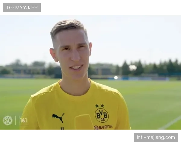 红牌！多特蒙德后卫施洛特贝克第30分钟两黄变一红被罚下