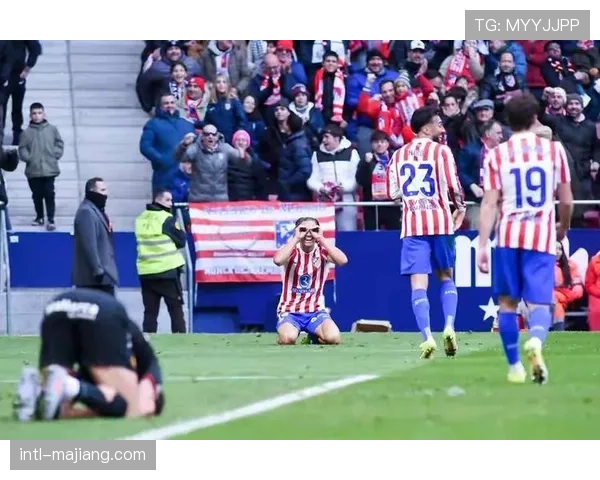 特写镜头:格列兹曼接应边路传中,凌空抽射被门将神勇扑出 特写镜头:格列兹曼接应边路传中,凌空抽射被门将神勇扑出