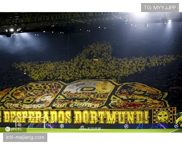 多特蒙德主场南看台巨型TIFO致敬即将离任的体育总监凯尔