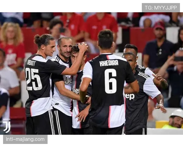 特写：38岁基耶利尼赛后与对方年轻前锋交换球衣，交流防守心得长达数分钟