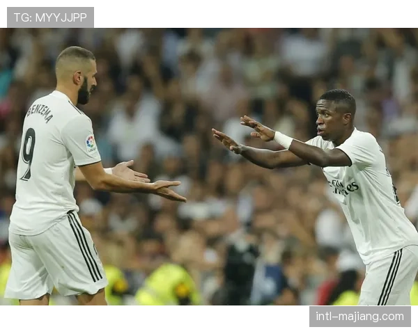 维尼修斯突破造点瞬间,主裁判经VAR确认后维持原判 维尼修斯突破造点瞬间,主裁判经VAR确认后维持原判